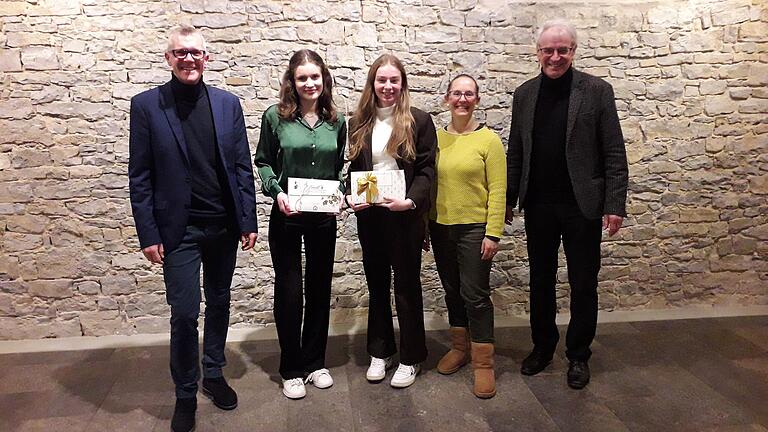 Im Bild von links: Organisator Martin Redweik, Referentinnen Hannah Steinhauer und Lucy Ebert, Seminarleiterin Elke Schliermann-Kraus, Schulleiter Bernhard Seißinger.