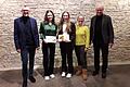 Im Bild von links: Organisator Martin Redweik, Referentinnen Hannah Steinhauer und Lucy Ebert, Seminarleiterin Elke Schliermann-Kraus, Schulleiter Bernhard Seißinger.