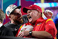 Travis Kelce und Andy Reid 432574483.jpg       -  Andy Reid (rechts), Trainer der Kansas City Chiefs, freut sich in Deutschland auf Schnitzel und Bratwurst. Am Sonntag spielt sein NFL-Team in Frankfurt gegen die Miami Dolphins.