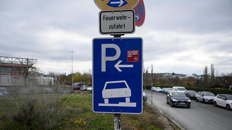 Blick auf den kostenlosen Parkplatz an der Feggrube in Würzburg. Bald beginnt die Zeit der Weihnachtseinkäufe. Wo kann man in Einkaufsnähe überhaupt noch kostenlos parken, sofern was frei ist? Blick auf den kostenlosen Parkplatz an der Feggrube in Würzburg. Bald beginnt die Zeit der Weihnachtseinkäufe. Wo kann man in Einkaufsnähe überhaupt noch kostenlos parken, sofern was frei ist?