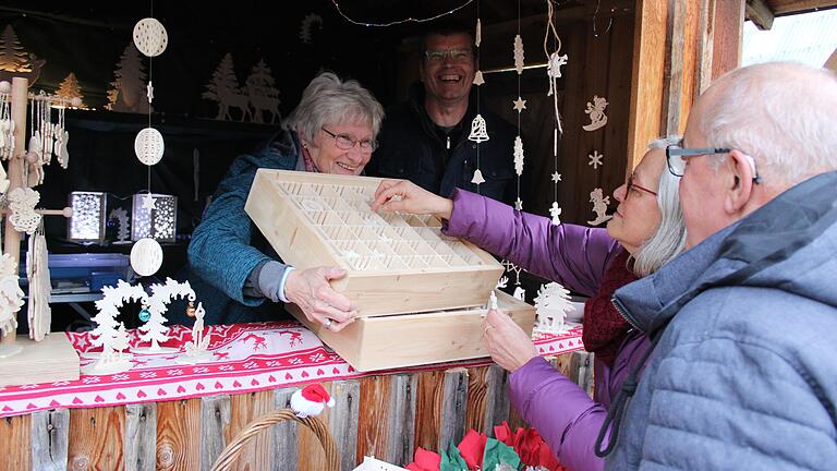 Das Christbaumdorf in Mittelsinn erlebte ein erfolgreiches erstes Wochenende. Die Besucher konnten sich über schön beleuchtete Höfe mit Glühwein, kulinarischen Köstlichkeiten, Handwerk und Alpakas freuen. Das Christbaumdorf in Mittelsinn erlebte ein erfolgreiches erstes Wochenende. Die Besucher konnten sich über schön beleuchtete Höfe mit Glühwein, kulinarischen Köstlichkeiten, Handwerk und Alpakas freuen.