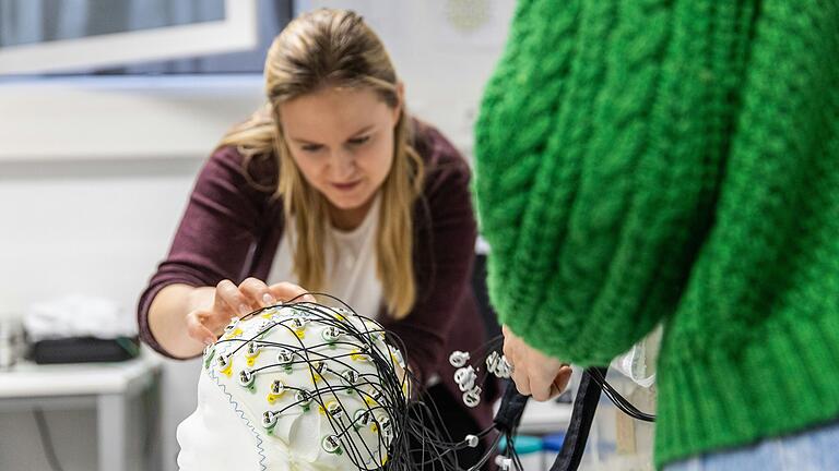 Solvejg Kleber, wissenschaftliche Mitarbeiterin am Zentrum für Psychische Gesundheit, bereitet das EEG vor. Damit wird die Gehirnaktivität der Studienteilnehmer während der PC-Spiele gemessen und später ausgewertet.