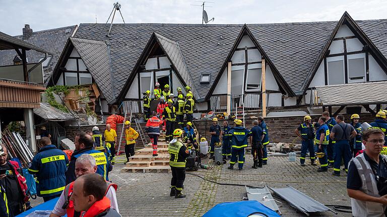 Hotel teilweise eingestürzt       -  Zahlreiche Rettungskräfte waren am Dienstag und Mittwoch über Stunden im Einsatz.
