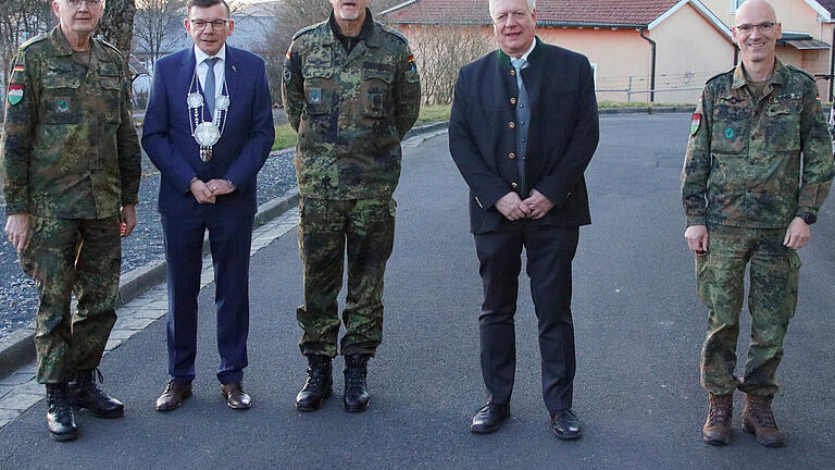 Jahresempfang 2025 Bundeswehr Hammelburg - Jahresempfang der Bundeswehr in Hammelburg (von links): Brigadegeneral Michael Matz (Kommandeur der Infanterieschule und General der Infanterie), Bürgermeister Armin Warmuth, Oberst Werner Klaffus (Kommandeur VN-Ausbildungszentrum), Axel Grzeszkowiak (Leiter Bundeswehrdienstleistungszentrum) und Oberst Andreas Reyer (Standortältester). Jahresempfang 2025 Bundeswehr Hammelburg - Jahresempfang der Bundeswehr in Hammelburg (von links): Brigadegeneral Michael Matz (Kommandeur der Infanterieschule und General der Infanterie), Bürgermeister Armin Warmuth, Oberst Werner Klaffus (Kommandeur VN-Ausbildungszentrum), Axel Grzeszkowiak (Leiter Bundeswehrdienstleistungszentrum) und Oberst Andreas Reyer (Standortältester).