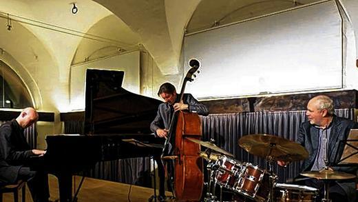 Frankfurter Jazz Trio: Mit Olaf Polziehn (Piano), Martin Gjakonovski (Bass) und Thomas Cremer (Schlagzeug) standen Meister in Rhythmus und Harmonie auf der Bühne im Alten Rathaus in Lohr.