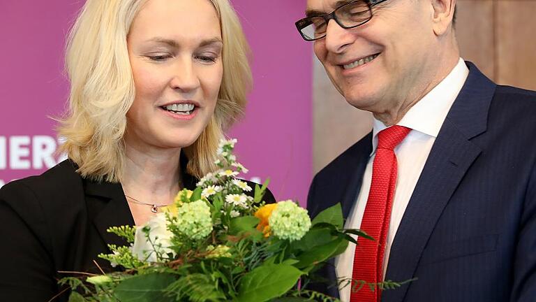Sellering und Schwesig       -  Nach ihrer Wahl zur stellvertretenden Landesvorsitzenden auf dem SPD-Parteitag in Rostock vor zwei Wochen erhielt Bundesfamilienministerin Manuela Schwesig von Ministerpräsident Erwin Sellering einen Blumenstrauß.