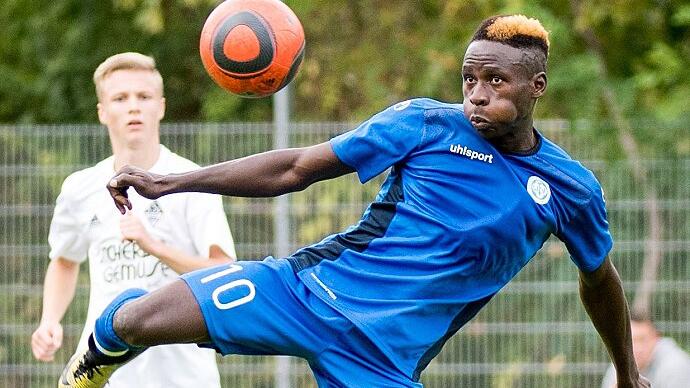 U19 WŸrzburger FV - TSV Buch       -  Nimmt den Ball volley: Mamadou Bah von den U-19-Junioren des Würzburger FV im Landesliga-Heimspiel gegen den TSV Buch (hinten Kevin Riemel).