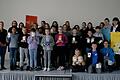Stolz präsentieren die Grundschüler*innen der Gartenstadtgrundschule mit ihrer Klassenleiterin Frau Golla ihre Upcycling-Produkte am Umwelttag des P-Seminar Biologie des Olympia Morata Gymnasiums