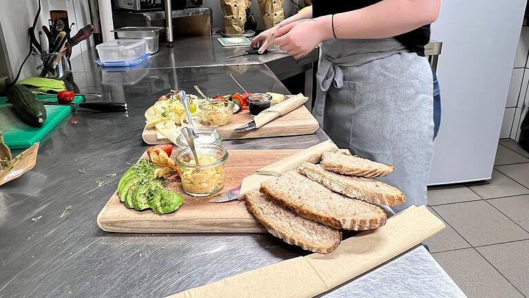 Bio-Café 'So leb ich' in Bad Kissingen - Gerade werden herzhafte Brotzeit-Bretter in der Küche zubereitet. Bio-Café 'So leb ich' in Bad Kissingen - Gerade werden herzhafte Brotzeit-Bretter in der Küche zubereitet.