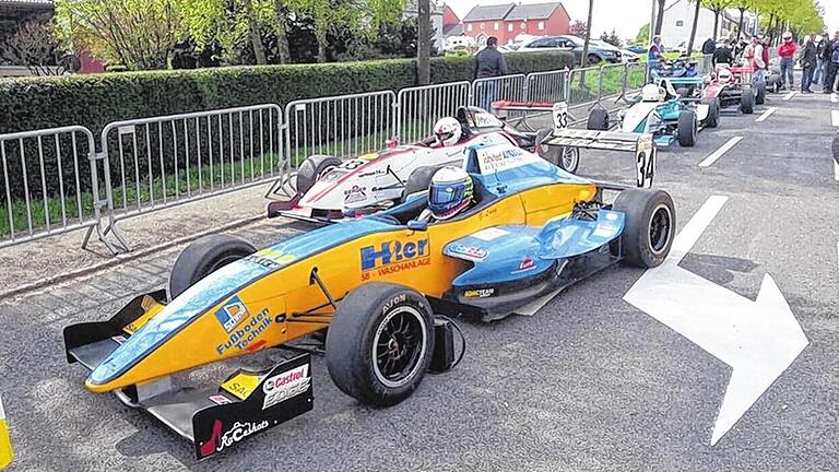 Vorbei an der Konkurrenz. Georg Lang vom Team Lang Motorsport hatte mit seinem Formel-Renault-Flitzer beim ersten Bergrennen der Saison mit dem Klassensieg perfekten Start. Vorbei an der Konkurrenz. Georg Lang vom Team Lang Motorsport hatte mit seinem Formel-Renault-Flitzer beim ersten Bergrennen der Saison mit dem Klassensieg perfekten Start.