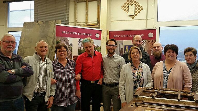 Eine Delegation aus Mitgliedern des SPD-Ortsvereins Lohr und der SPD-Kreistagsfraktion zu Gast in der Schreinerei Zoepf.