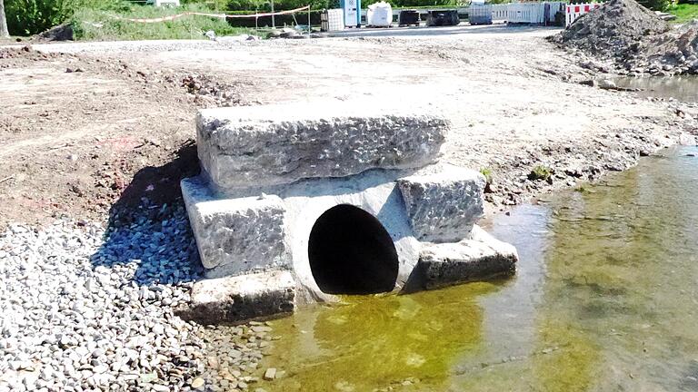 Die Entwässerung für die B 13 mündet jetzt am Stadtstrand. Im Hintergrund wird es einen Kiosk und Toiletten geben. Die Entwässerung für die B 13 mündet jetzt am Stadtstrand. Im Hintergrund wird es einen Kiosk und Toiletten geben.