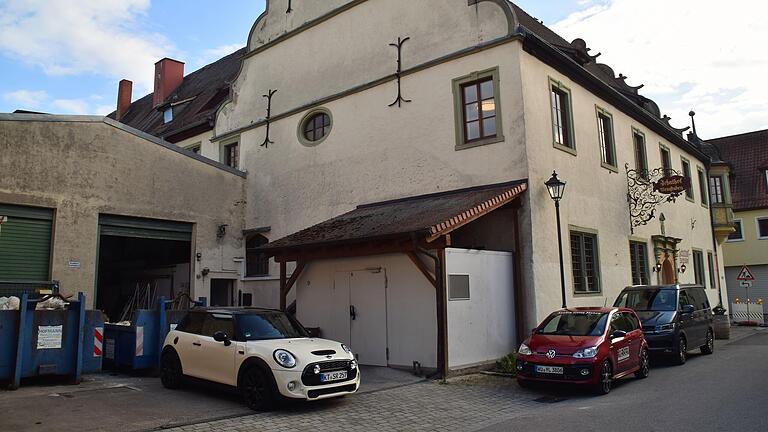 Nicht besonders ansehnlich: Die alte Kelterhalle, die direkt an den Zehnthof angedockt. Dort soll ein Hotel mit 53 Zimmern entstehen. Nicht besonders ansehnlich: Die alte Kelterhalle, die direkt an den Zehnthof angedockt. Dort soll ein Hotel mit 53 Zimmern entstehen.