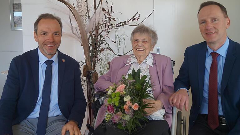 Rosa Bedenk feierte ihren 100. Geburtstag. Zu den Gratulanten gehörten der stellvertretende Landrat Michael Ziegler (rechts) und Bürgermeister Matthias Schneider.