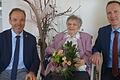 Rosa Bedenk feierte ihren 100. Geburtstag. Zu den Gratulanten gehörten der stellvertretende Landrat Michael Ziegler (rechts) und Bürgermeister Matthias Schneider.