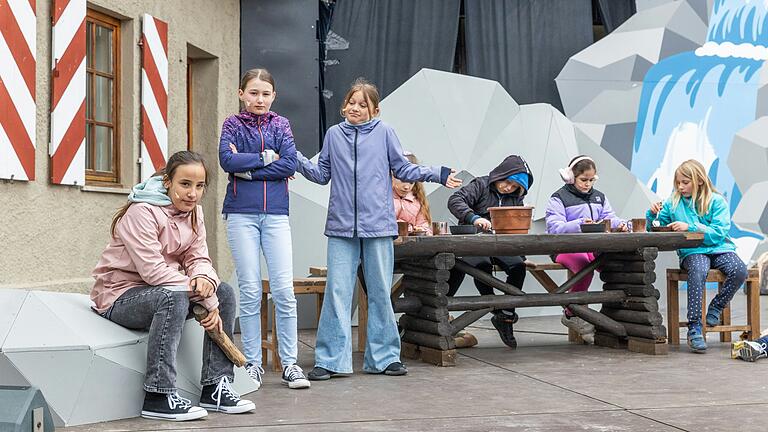 Dicke Luft in der Mattisburg: Zwischen Räuberhauptmann Mattis (Mariella Henkelmann, links) und Tochter Ronja (Jule Mark, Zweite von links) gibt es Streit. Da kann auch Mutter Lovis (Sina Don, Dritte von links) nicht vermitteln. Die Mattisräuber im Hintergrund essen derweil ungerührt weiter.