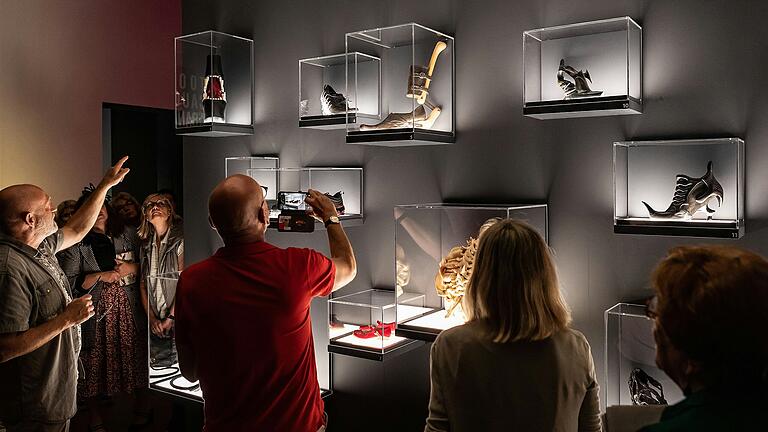 Gruselige Objekte in dramatisch ausgeleuchteten Vitrinen: 'Faszination des Horrors' im Museum Georg Schäfer. Gruselige Objekte in dramatisch ausgeleuchteten Vitrinen: 'Faszination des Horrors' im Museum Georg Schäfer.