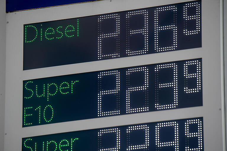 Preise, die Dieselfahrer den Atem stocken lassen. Zwar sind die Preise mittlerweile etwas gesunken, liegen aber immer doch deutlich über zwei Euro pro Liter. Preise, die Dieselfahrer den Atem stocken lassen. Zwar sind die Preise mittlerweile etwas gesunken, liegen aber immer doch deutlich über zwei Euro pro Liter.