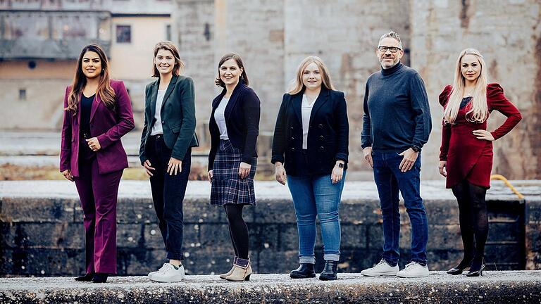 Im Bild (von links): Sameena Sitterle, Patricia Platzöder ,Kristin Manninger, Katharina Säger, Frank Schuhmann und Steffi Koob. Im Bild (von links): Sameena Sitterle, Patricia Platzöder ,Kristin Manninger, Katharina Säger, Frank Schuhmann und Steffi Koob.