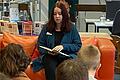 Frau Anna-Lena Süßmann las den Kindern ein Buch vor.