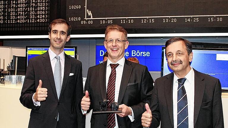 Erfolgreicher Börsenstart: va-Q-tec-Vorstände Roland Caps (von rechts), Joachim Kuhn und Christopher Hoffmann in Frankfurt Jürgen Haug-Peichl Erfolgreicher Börsenstart: va-Q-tec-Vorstände Roland Caps (von rechts), Joachim Kuhn und Christopher Hoffmann in Frankfurt Jürgen Haug-Peichl
