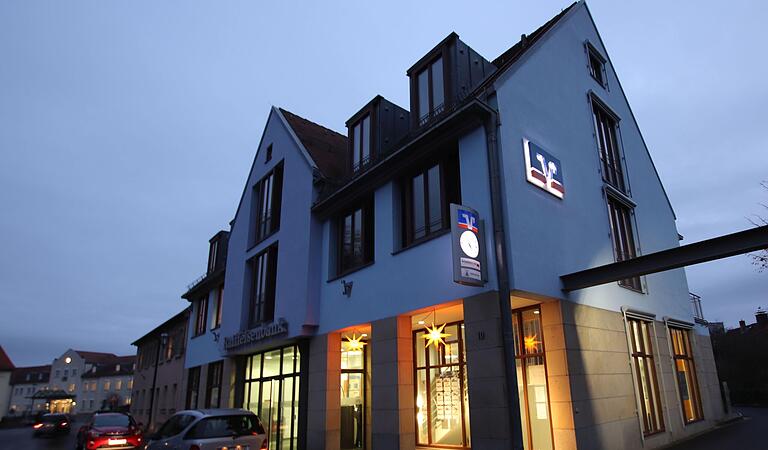 Raiffeisenbank Volkacher Mainschleife-Steigerwald, Hauptgeschäftsstelle in Volkach. Raiffeisenbank Volkacher Mainschleife-Steigerwald, Hauptgeschäftsstelle in Volkach.
