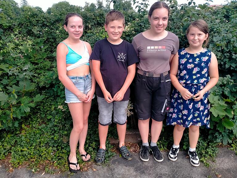 Die Kinder Elisa, Fynn, Anna und Pauline haben aktiv bei der Rettung des Greifvogel mitgeholfen. Die Kinder Elisa, Fynn, Anna und Pauline haben aktiv bei der Rettung des Greifvogel mitgeholfen.