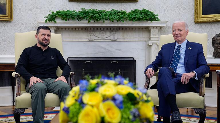 US-Präsident Biden empfängt Selenskyj im Weißen Haus       -  So saßen Biden und Selenskyj im Weißen Haus zusammen. In Ramstein wird es kein Treffen geben. (Archivbild)