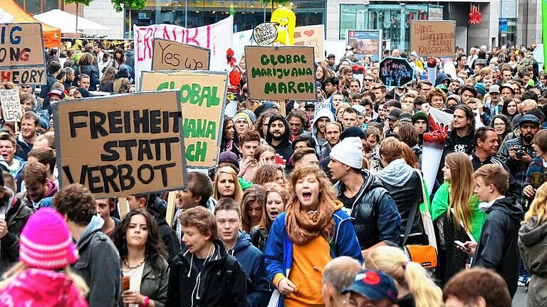 Diskussion um Fangprämie: &bdquo;Kiffen ist nicht harmlos&ldquo;       -  Über die Freigabe der derzeit noch verbotenen Droge Cannabis wird viel diskutiert. Vor knapp zwei Jahren demonstrierten in Würzburg beim &bdquo;Global Marijuana March&ldquo; rund 500 überwiegend junge Leute für eine Legalisierung.