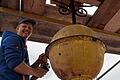 Hier steckte die Zeitkapsel drin: ein Mitarbeiter der Firma Hammer aus Arnstein an der Turmkugel der Burkarduskirche.