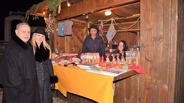 Peter Löw und seine Frau Clara schauten sich am Wochenende bei den Weihnachtsmarktanbietern um. Peter Löw und seine Frau Clara schauten sich am Wochenende bei den Weihnachtsmarktanbietern um.