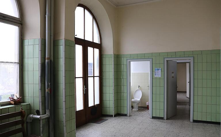 Die Eingangshalle verströmt den typischen Bahnhofscharme. Die Eingangshalle verströmt den typischen Bahnhofscharme.