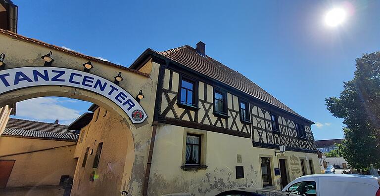 Tanzcenter und Dorfgasthaus Heidenfeld sind bald Geschichte. Am Wochenende wird man zum letzten Mal durch das berühmte Tor hindurchgehen können.