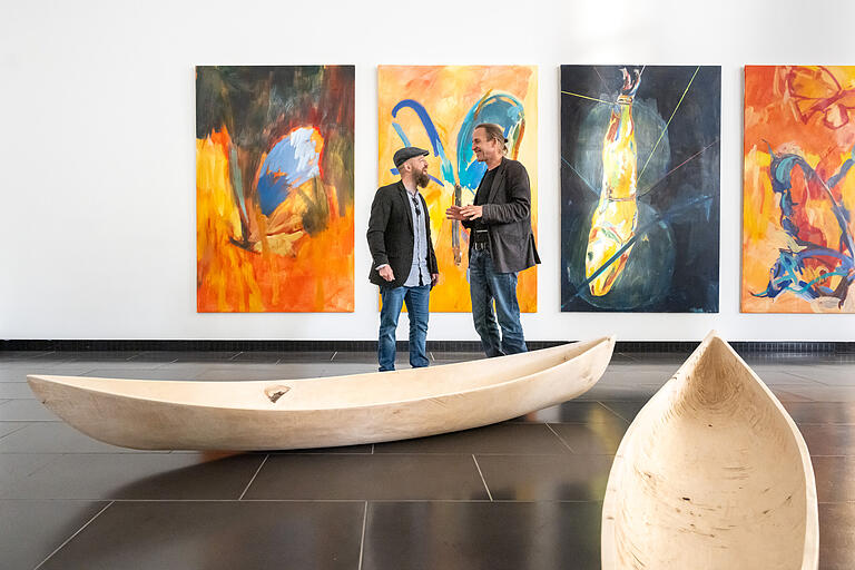 Bei der Vernissage der Gemeinschaftsausstellung mit dem Titel Rochade in der Kunsthalle Schweinfurt: Hier unterhalten sich der Maler Robert Weissenbacher (links) und der Bildhauer Götz Sambale während der Eröffnung.
Im Vordergrund zwei Werke von Götz Sambale, im Hintergrund Malereien von Robert Weissenbacher. Bei der Vernissage der Gemeinschaftsausstellung mit dem Titel Rochade in der Kunsthalle Schweinfurt: Hier unterhalten sich der Maler Robert Weissenbacher (links) und der Bildhauer Götz Sambale während der Eröffnung.
Im Vordergrund zwei Werke von Götz Sambale, im Hintergrund Malereien von Robert Weissenbacher.