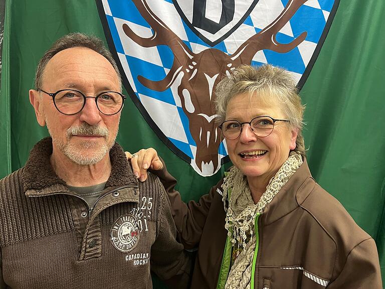 Ute Krämer möchte Falknern werden, brauch dazu die Jägergrundausbildung. Ihr Mann Willy steht voll hinter ihrem Vorhaben. Ute Krämer möchte Falknern werden, brauch dazu die Jägergrundausbildung. Ihr Mann Willy steht voll hinter ihrem Vorhaben.