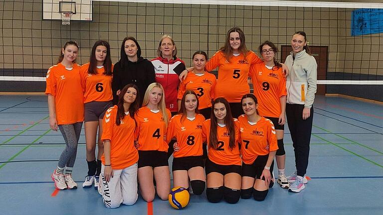 Die Erfolgsmannschaft der DPE: Petra Hanzec (Spielführerin), Brikena Preni, Sivan Sabri Hasan, Simona Cabahmatenco, Verginia Cabahmatenco, Emilii Cvetko, Kim Kovrlija, Alisa Stashkova, Valeriia Bai (Barbara Hanzec, Viktoriia Yurchenko und Amna Buljubasic sind ebenfalls Teil des Teams) mit ihren Sportlehrerinnen Nora Voit und Edith Marquard. Die Erfolgsmannschaft der DPE: Petra Hanzec (Spielführerin), Brikena Preni, Sivan Sabri Hasan, Simona Cabahmatenco, Verginia Cabahmatenco, Emilii Cvetko, Kim Kovrlija, Alisa Stashkova, Valeriia Bai (Barbara Hanzec, Viktoriia Yurchenko und Amna Buljubasic sind ebenfalls Teil des Teams) mit ihren Sportlehrerinnen Nora Voit und Edith Marquard.