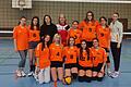 Die Erfolgsmannschaft der DPE: Petra Hanzec (Spielführerin), Brikena Preni, Sivan Sabri Hasan, Simona Cabahmatenco, Verginia Cabahmatenco, Emilii Cvetko, Kim Kovrlija, Alisa Stashkova, Valeriia Bai (Barbara Hanzec, Viktoriia Yurchenko und Amna Buljubasic sind ebenfalls Teil des Teams) mit ihren Sportlehrerinnen Nora Voit und Edith Marquard.
