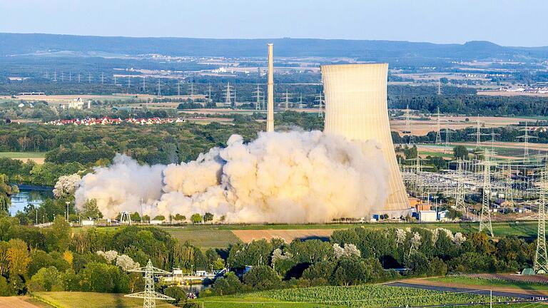 Die Sprengung der Kühltürme in Grafenrheinfeld im August 2024 macht es mehr als deutlich: Die Zeit der alten Atomkraftwerke ist vorbei. Aber könnte einer neue Form von Reaktoren die Zukunft gehören?