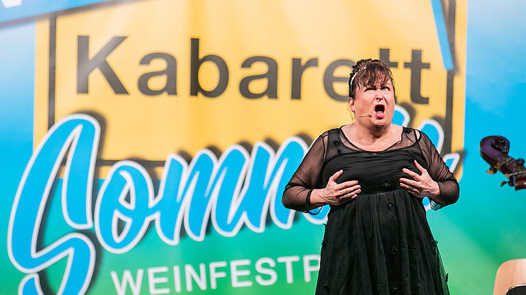 Ausverkaufter Abend mit knapp 400 Besuchern beim 'Volkacher Kabarett Sommer' mit Comedian Lizzy Aumeier am Freitag 14.08.20 am Weinfestplatz in Volkach.