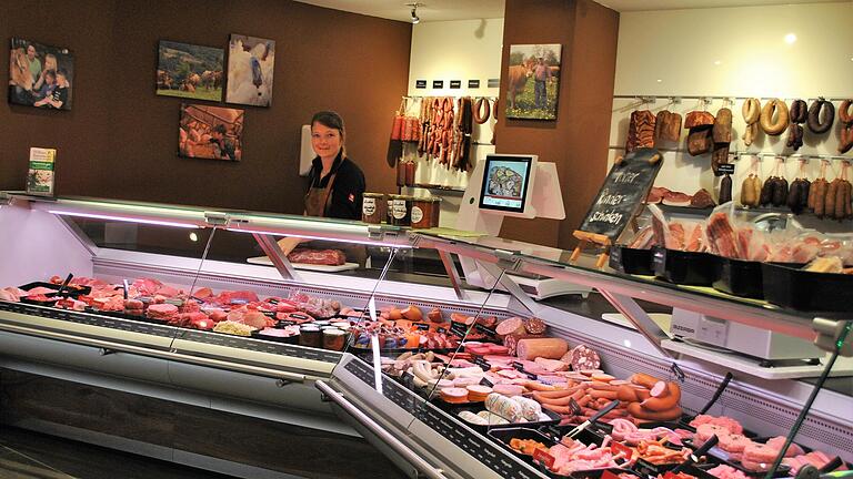 Katja Dallmann, Inhaberin von Elviras Bauernladen, steht hinter der Wursttheke. Ihr Mann hat das Fleisch hergestellt. Katja Dallmann, Inhaberin von Elviras Bauernladen, steht hinter der Wursttheke. Ihr Mann hat das Fleisch hergestellt.