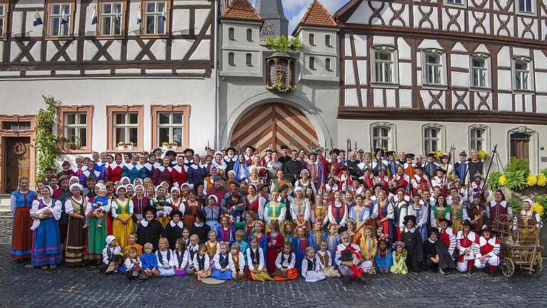 Rund 200 Mitwirkende aus allen Generationen engagieren sich in der Heimatspielgemeinde und führen jedes Jahr im Spätsommer das Stück 'Die Schutzfrau von Münnerstadt' auf. Das Bild entstand anlässlich des 90. Jubiläums im Jahr 2017. Rund 200 Mitwirkende aus allen Generationen engagieren sich in der Heimatspielgemeinde und führen jedes Jahr im Spätsommer das Stück 'Die Schutzfrau von Münnerstadt' auf. Das Bild entstand anlässlich des 90. Jubiläums im Jahr 2017.