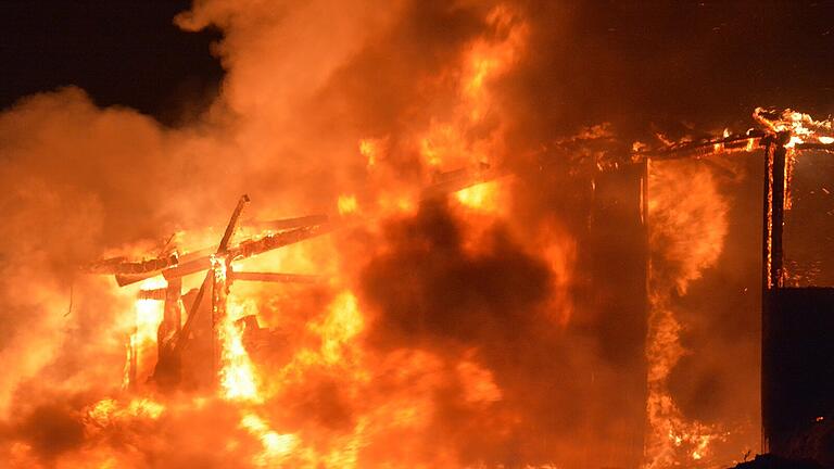 Beim Großbrand eines landwirtschaftlichen Anwesens in Herschfeld waren rund 300 Einsatzkräfte vor Ort. Die Flammen schlugen beim Eintreffen Meterhoch. Immer wieder gab es Besprechungen und Nachalarmierungen.