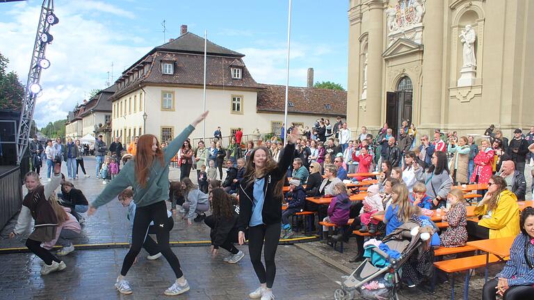 Gelungene Premiere: Das 1. Mehrgenerationenfest am Schlossplatz in Wiesentheid kam gut an und soll auch 2025 wieder stattfinden.