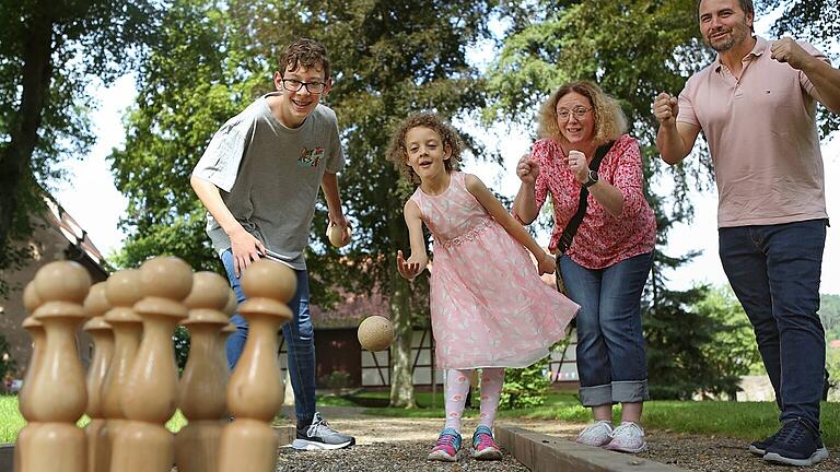 Beim Familienfest kann auch gekegelt werden.       -  Beim Familienfest kann auch gekegelt werden.