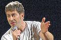 Stets das Ohr am Puls der Zeit: Rolf Miller, der &bdquo;konsequenteste Minimalist auf deutschen Kabarettbühnen&ldquo;,. verbreitete &bdquo;Tatsachen&ldquo; im Wombacher Vereinsheim.