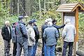 Infos an der Info-Tafel: Das Ziel der Mittwochs-Tramps aus Wülfershausen bei ihrer herbstlichen Wanderung war die Wallfahrtskirche St. Ursula und der Naturfriedhof.