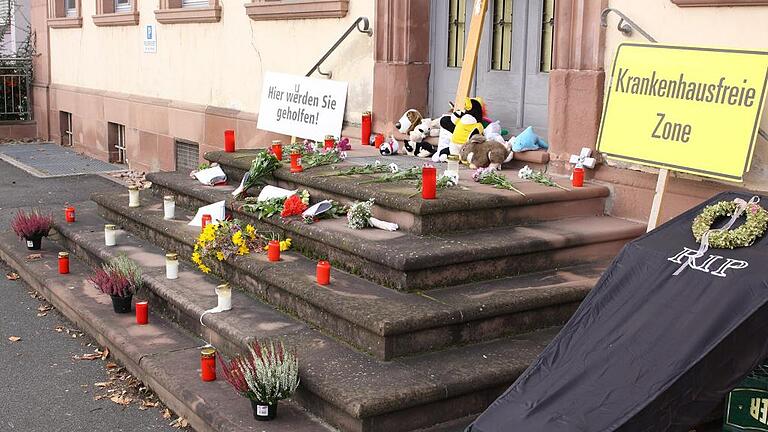 Blumen, Kerzen, Trauergebinde und ein Sarg am Eingang zum alten Distriktkrankenhaus: das Bild, das sich am Samstagnachmittag bot.