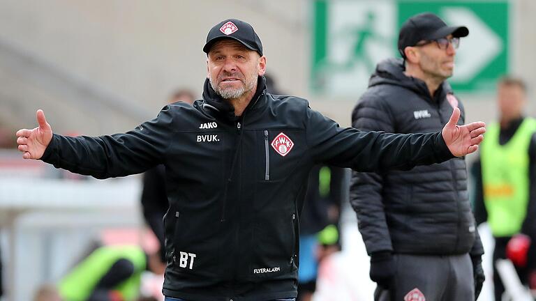 Nur einer von vielen gescheiterten Kickers-Cheftrainern seit 2020: Bernhard Trares. Nur einer von vielen gescheiterten Kickers-Cheftrainern seit 2020: Bernhard Trares.