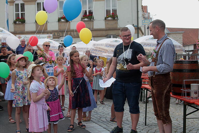 Von den Augen von erstem Bürgermeister Michael Ziegler und Jakob Rumpel (von rechts) lassen die 'Wallburgspatzen' ihre Luftballons in die Höhe steigen. Von den Augen von erstem Bürgermeister Michael Ziegler und Jakob Rumpel (von rechts) lassen die 'Wallburgspatzen' ihre Luftballons in die Höhe steigen.