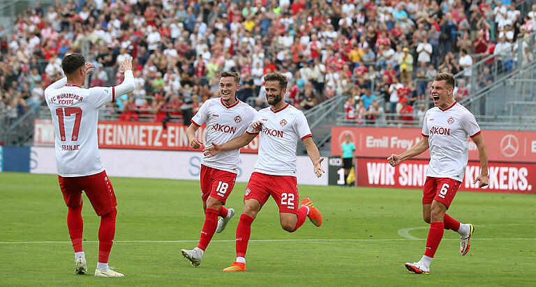 Jubel vor großer Kulisse: Die Kickers-Akteure (von links) Ivan Franjic, Maximilian Zaiser, Torschütze Daniel Hägele und Marius Wegmann freuen sich über das 2:0. 2463 Zuschauende waren zum Spiel gegen die DJK Vilzing an den Dallenberg gekommen. Jubel vor großer Kulisse: Die Kickers-Akteure (von links) Ivan Franjic, Maximilian Zaiser, Torschütze Daniel Hägele und Marius Wegmann freuen sich über das 2:0. 2463 Zuschauende waren zum Spiel gegen die DJK Vilzing an den Dallenberg gekommen.